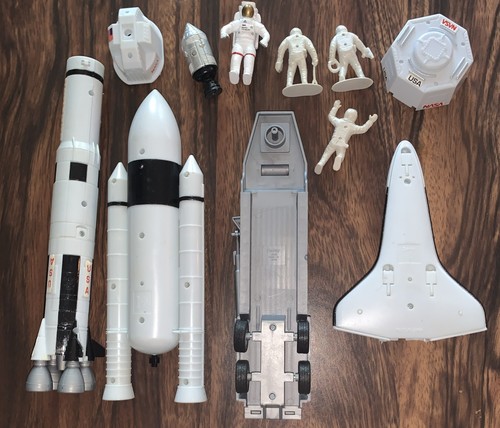 VTG NASA Outer Space Toy Lot Astronauts Shuttle Rocket Trailer Missing Parts - Picture 4 of 10