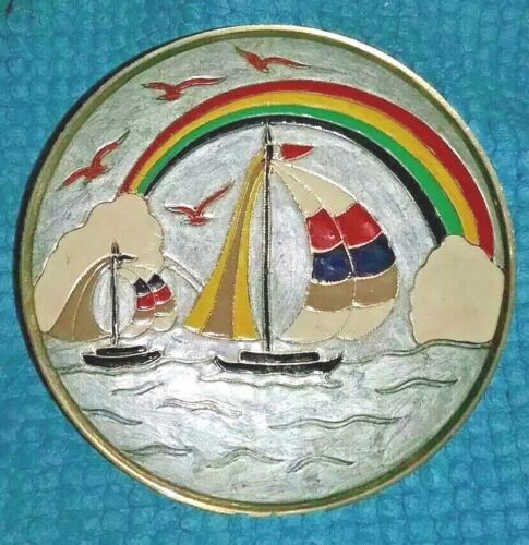 Piatto ciotola piedistallo smaltato cloisonne ottone massiccio barche a vela arcobaleno oceano vintage - Foto 7 di 7
