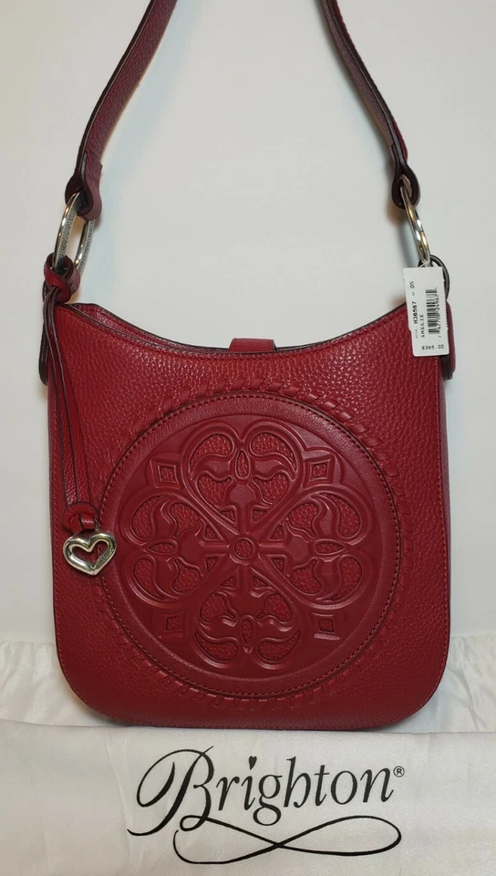 BOLSO DE HOMBRO MEDALLÓN 3D COLECCIÓN FERRARA ROJO BRIGHTON AMELIE NUEVO CON ETIQUETAS $365
