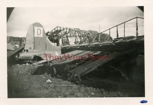 *WWII photo- 100th Bomb Group-  B 17 Bomber plane BADGER BEAUTY V (42-30604)* - Picture 1 of 5