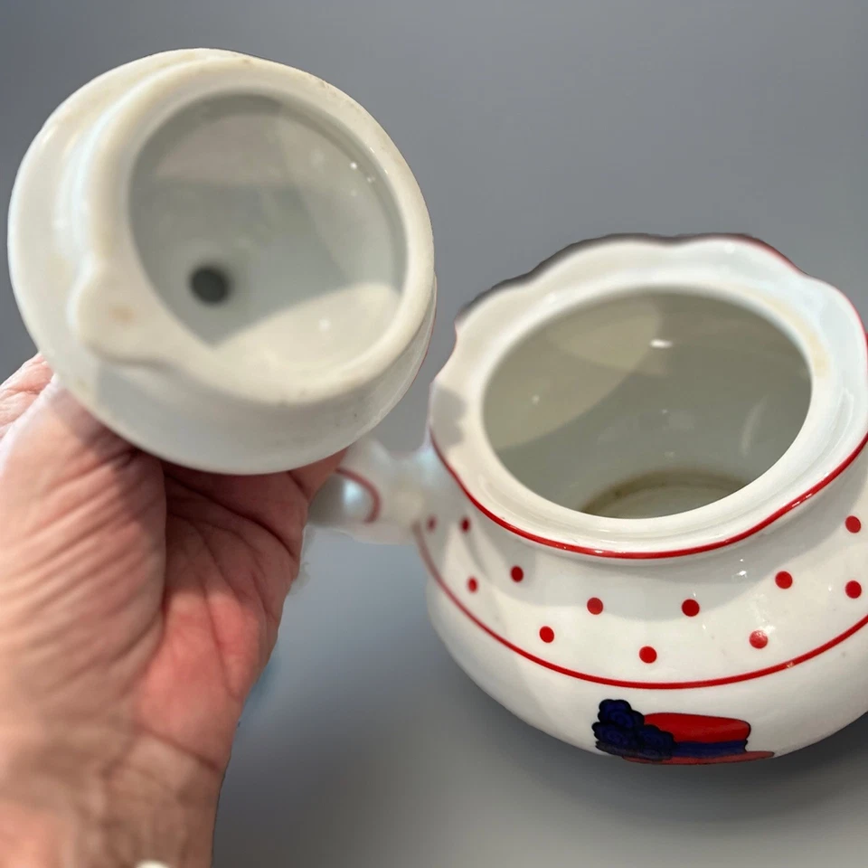 A Special Place Sombrero Rojo Sociedad Blanco Porcelana Tetera Sombrero Guantes Zapatos Cartera  Foto 4 de 4