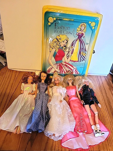 Vintage Konvolut 5 Barbies & Midge Puppen mit Puppenkoffer. Mattel