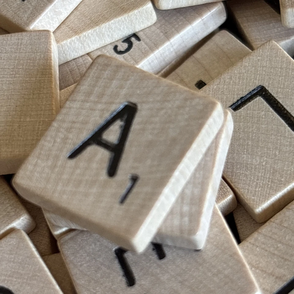 Juego completo de 100 piezas de azulejos de madera para raspar 100 letras de repuesto de madera Foto 2 de 2