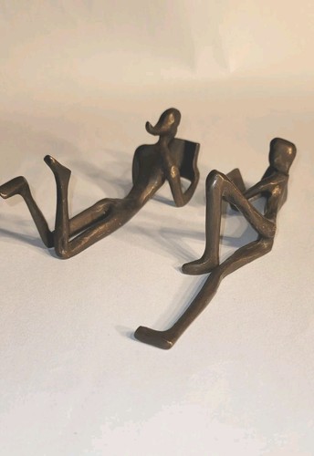 Esculturas de bronce de hombre y mujer leyendo tranquilamente de 6" × 3". Hecho a mano. - Imagen 4 de 12