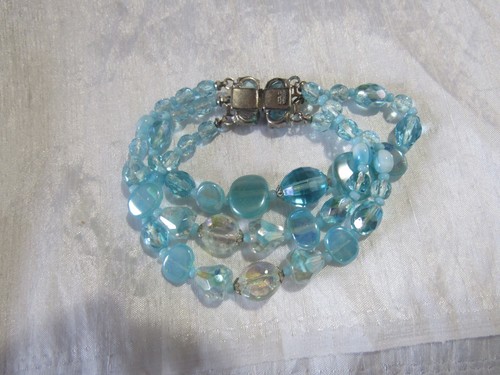 Pulsera de 3 hebras de plástico de vidrio azul aguamarina de colección hecha en Alemania 7-3/4" de largo COMO ESTÁ - Imagen 2 de 6