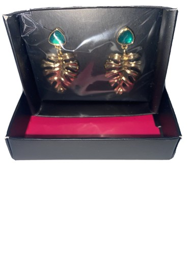 Pendientes de gota de hoja de palma AVON en tono dorado con acentos de imitación verde perforados 1 1/2"L - Imagen 5 de 5