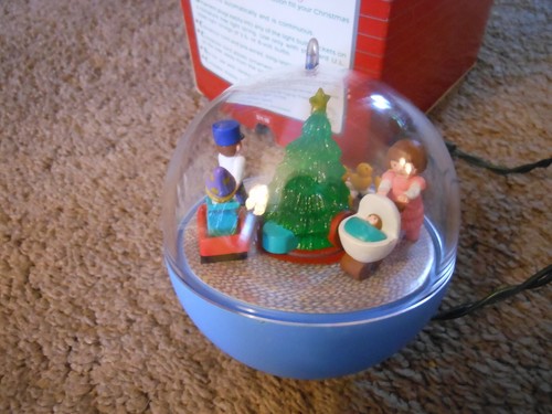 1988 HALLMARK LIGHT AND MOTION ORNAMENT, ''PARADE OF THE TOYS'' - Picture 2 of 12