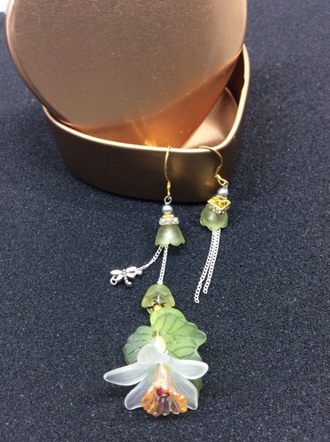 Pretty White Flower Lucite Earrings in Rosegold Heart Gift Box - Picture 4 of 5