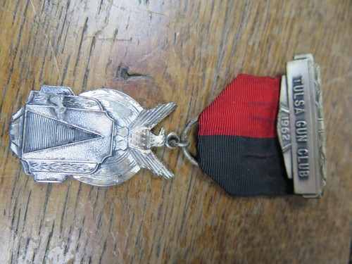 VINTAGE 1962 TULSA GUN CLUB Shooting Medal BLACKINTON VINTAGE PIN - Picture 7 of 10