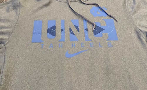 Sudadera con capucha Nike Therma Fit UNC con tacones de alquitrán para hombre M gris Carolina del Norte Center Swoosh - Imagen 4 de 5