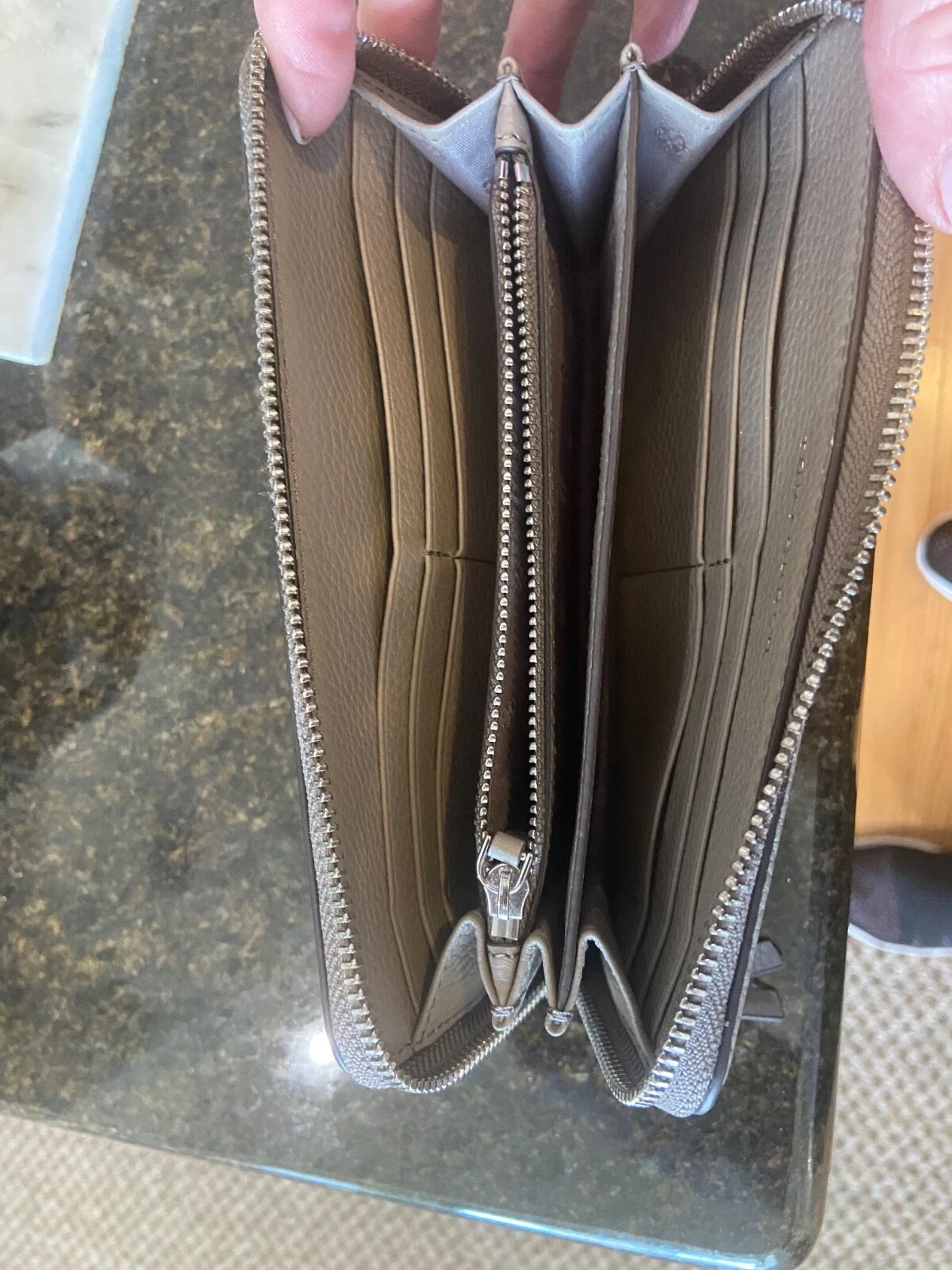 Borsa e portafoglio donna Tory Burch triplo scomparto; stucco grigio e