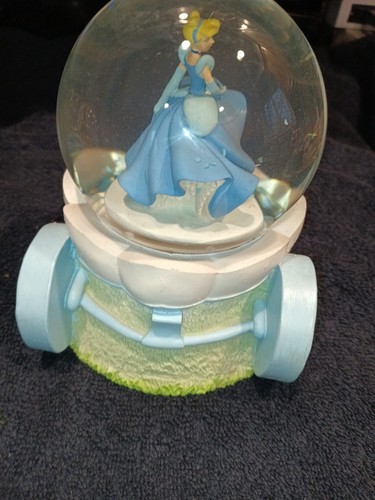 Cinderella In Her Dress On A Coach Snow Globe1990 - Picture 3 of 6