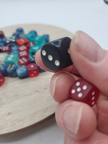 Lotto di 57 dadi a 6 lati di diversi colori e dimensioni. - Foto 5 di 10