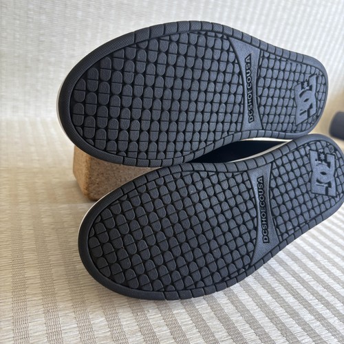 Scarpe da skate DC Court Graffik da uomo taglia 7,5 nere e bianche in pelle sneakers con linguetta grassa - Foto 9 di 18