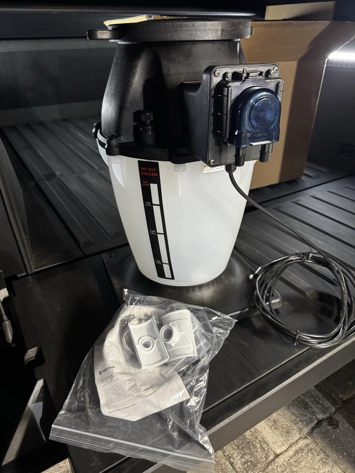 Tanque de ácido Pentair IntelliChem 522472 con bomba montada | Automatizado Pool Chem Mgmt Foto 2 de 4