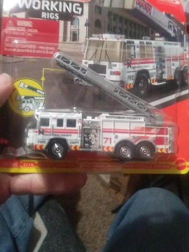 Matchbox plataformas de trabajo Pierce Quantum camión escalera aérea 2023 sin usar, en caja - Imagen 4 de 9