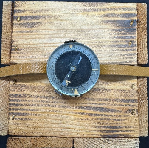 Vintage Soviet Wrist Compass FEP 1948 – Bakelite & Metal – USSR Cold War Era - Picture 2 of 16