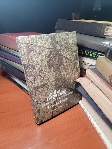 In The Beginning An Introduction to Archaeology Fagan (4th Print) 1972 Hardcover - Picture 1 of 12