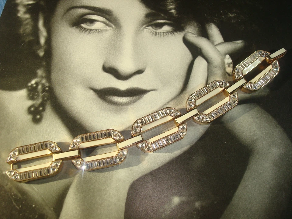 RARE HENRI BENDEL HEAVY LINK BRACELET SWAROVSKI BAGUETTES WHITE ENAMEL GOLD/PLT - Image 4 of 4