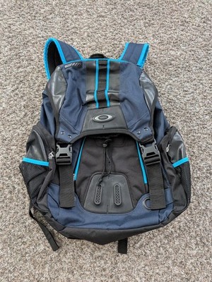 OAKLEY のリュック Oakley Essential Day Pack M 9.0 - Uniform Gray | Oakley® 日本