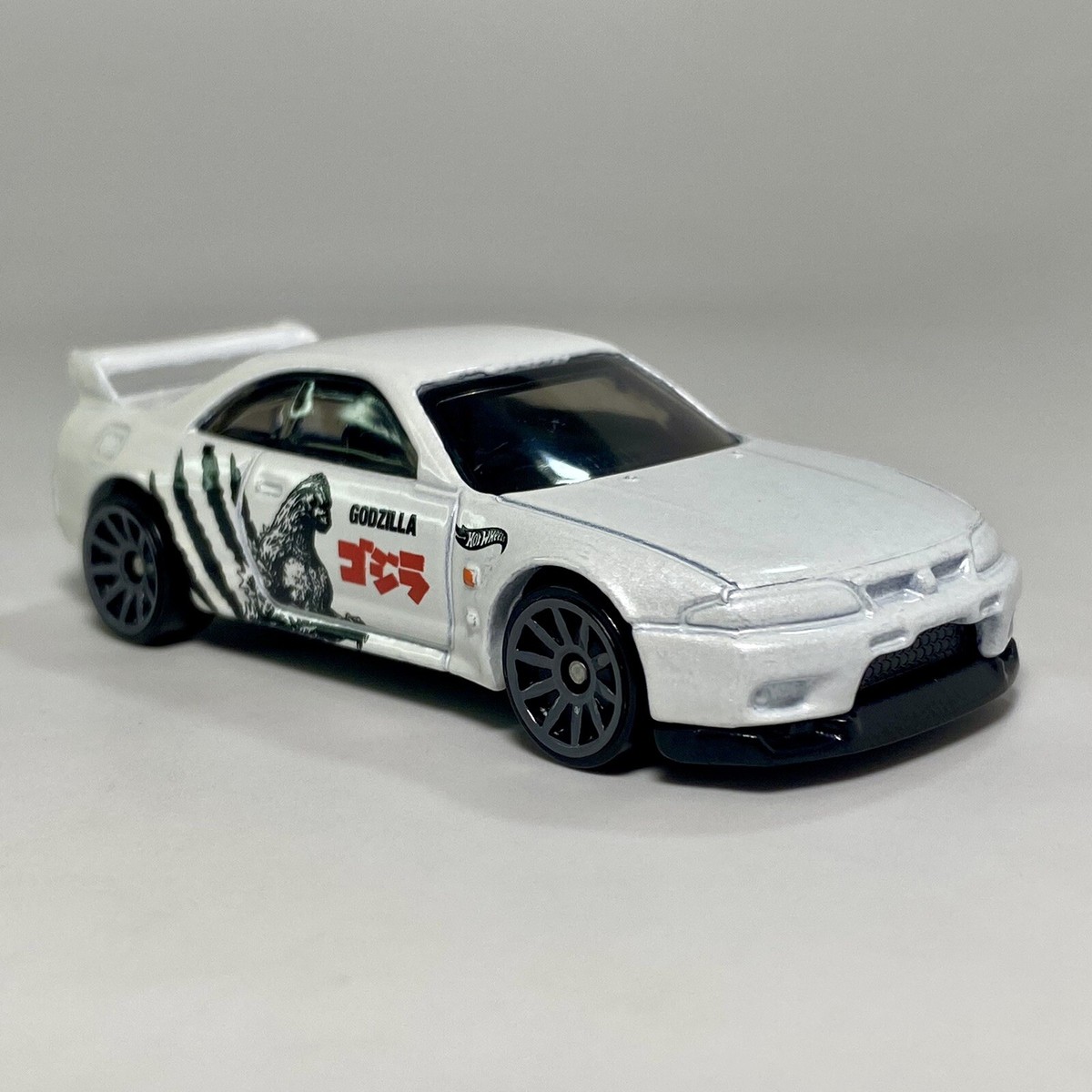 Nissan Skyline GT-R [BCNR33] GODZILLA 1:64 Diecast Diorama
