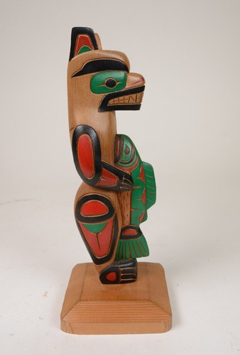 Model Totem Pole signed "Ruth Joseph, Squamish BC 2001 Grizzly and Salmon" - Picture 4 of 9