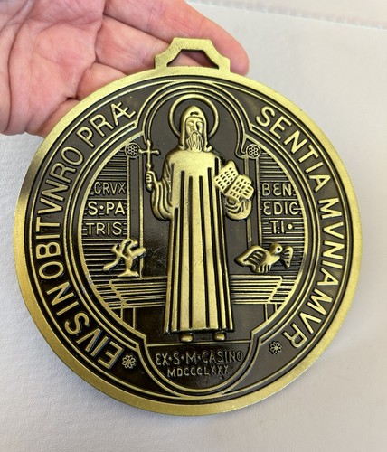 ST BENEDIKT KREUZ MEDAILLE RELIEF GOLDFARBEN GROSS 5 ZOLL BREIT MEDALLA DE SAN BENITO