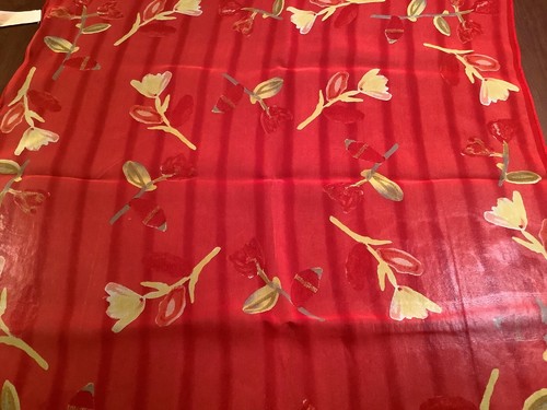 Bufanda Elaine dorada para mujer de gasa satinada roja amarilla floral cuadrada de 20"x20" - Imagen 5 de 8