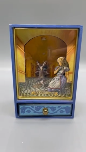 Caja de música de colección White Rabbit Alicia en el país de las maravillas con cajón canción cerca de ti - Vídeo 1 de 1