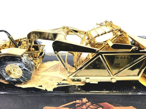 John Deere 840 Diesel with 400 Scraper - Gold Reuhl 1:24 Scale Model #JD840/400G - Picture 3 of 11