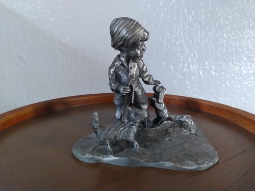 Estatuilla Heritage Pewter M. De Oliveira, perro cachorro caminando niño pequeño - Imagen 2 de 5