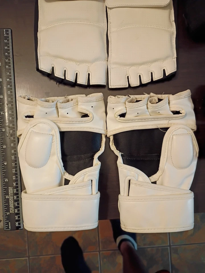 MMA Training Gear. Everlast Leg Guards, Venum Gloves And Foot Pads with casing  - Image 4 of 4