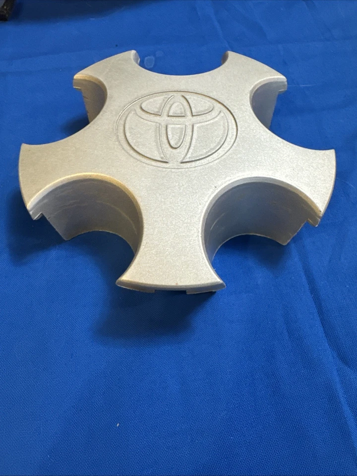 Центральный колпак колеса 1997-00 Toyota RAV4. Деталь No 69369/69371 03 - Изображение 2 из 4