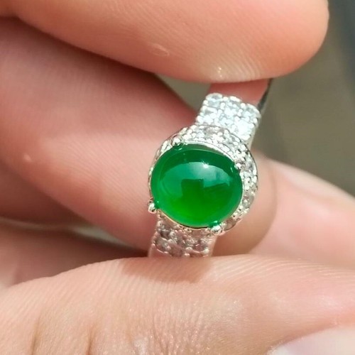 7.2x6.3x2.4 mm Type A Imperial Green Jade Jadeite Oval gemstone for making ring - Picture 3 of 8
