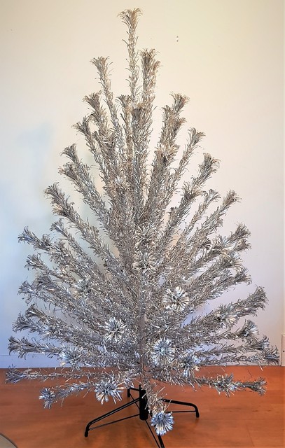 Vintage THE SPARKLER Pom Pom 6 Ft 70 Branch Aluminum Christmas Tree Vintage Evergleam Pom Pom 6 ft 94 branch Stainless Aluminum Christmas Tree - Vintage THE SPARKLER Pom Pom 6 Ft 70 Branch Aluminum Christmas Tree