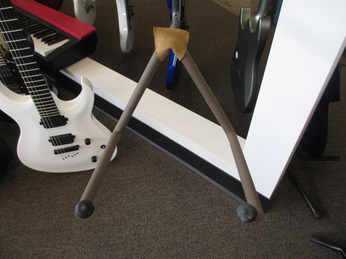 2 X STRING SWING ACOUSTIC GUITAR WALL HANGER - CC20 FRONT FACING - SLAT BOARD - Picture 3 of 5