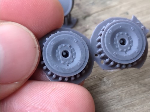 Fast-Fix 1/32 SBD Dauntless Resin Wheel Upgrade Ver 2 Smooth Tread RFF32128 - Bild 6 von 7