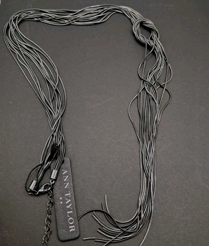 VETEMENTS Collana elegante lunga Ann Taylor tono nero grigio scuro nuova con etichetta