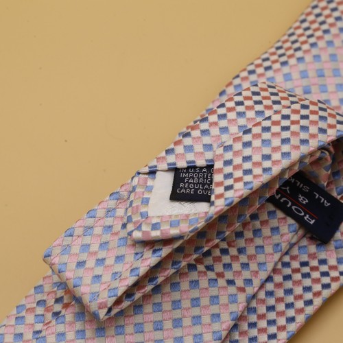Corbata cuello Roundtree and Yorke 57 pulgadas x 3,75 pulgadas diamante rosa geométrico 100 % seda EE. UU. - Imagen 6 de 6