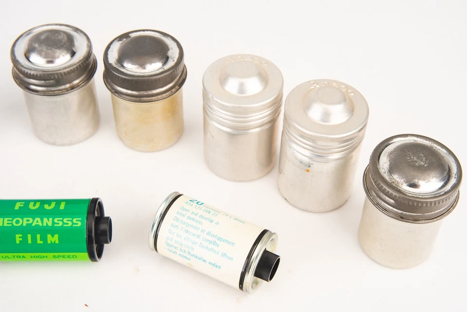 Soportes antiguos de metal y plástico Ilford Ansco Fujifilm 35 mm rollo película V22 Foto 4 de 4