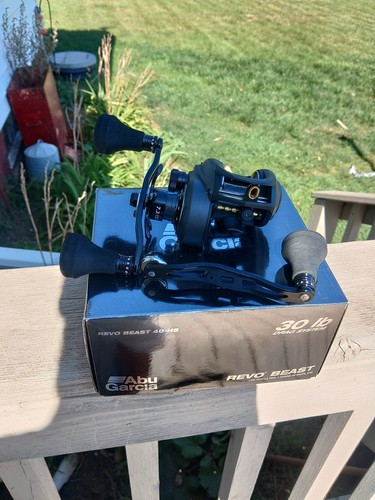 NUEVO Carrete de baitcasting Abu Garcia Revo Toro Beast 40-HS bajo perfil para mano derecha - Imagen 2 de 24