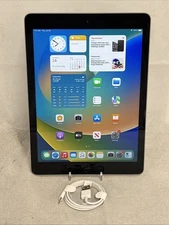 Apple iPad (5th Generation) A1822 32 GB, Wi-Fi, 9.7 in - Space Gray *Read*