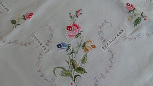 alte Tischdecke Mitteldecke bestickt Blumen Rosen ca. 83 x 85 weiß vintage - Bild 2 von 5