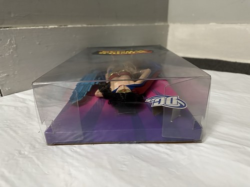 Neu im Karton Wonder Woman Barbie Collector 2008 DC PINK LABEL Justice League. 1 - Bild 5 von 8