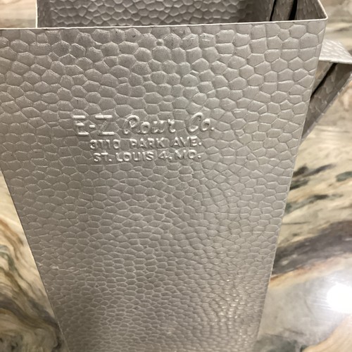 De colección EZ POUR Medio Galón Leche Cartón Guijarro Aluminio Metal Soporte St. Louis - Imagen 2 de 9