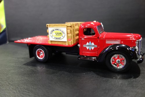 REDDY KILOWATT FLORIDA POWER 1ST GEAR STAKE TRUCK DIE CAST 1:34 Scale-RED - Picture 4 of 7