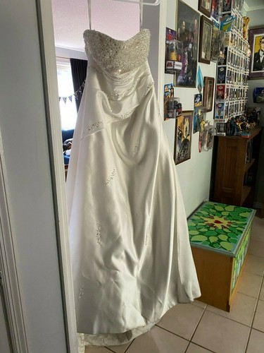 Ivory Alfred Angelo Wedding Gown size 10, only worn once, terrific condition.  - Picture 2 of 7