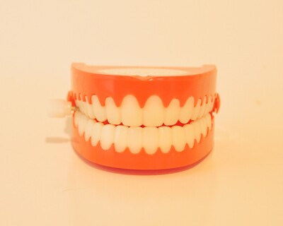 Natural Gas Chatter Choppers Chattering Teeth Wind Up Classic Joke Novelty Toy