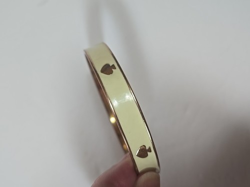 Kate Spade Ace Of Spade Bangle Bracelet Cream and Gold Tone Signed - Picture 6 of 10