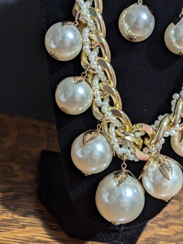 Collier boule fausse perle et chaîne dorée et boucles d'oreilles assorties - Photo 2/11